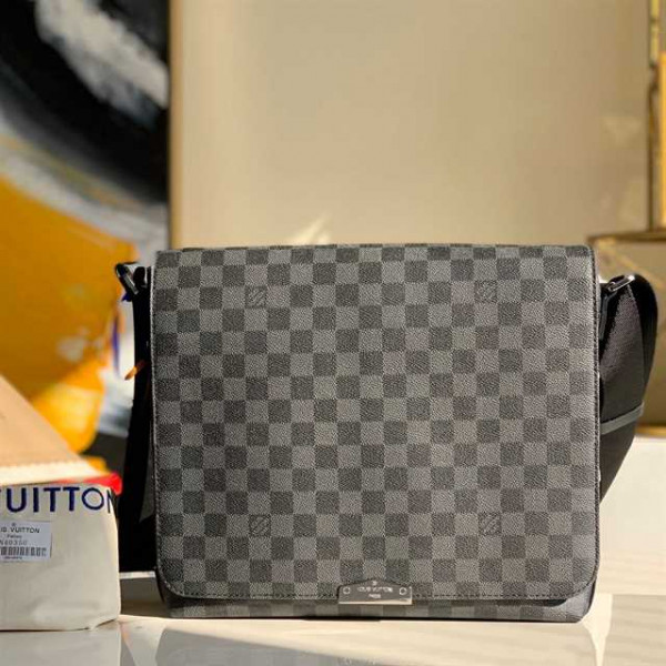 LOUIS VUITTON DISTRICT MM DAMIER GRAPHITE CANVAS N40350