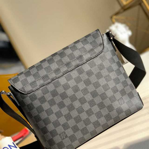 LOUIS VUITTON DISTRICT PM DAMIER GRAPHITE CANVAS N40349