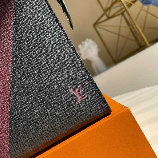 LOUIS VUITTON POCHETTE VOYAGE MM TAIGA LEATHER M30718