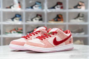 NIKE SB DUNK LOW STRANGELOVE SKATEBOARDS - NK37