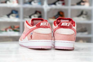 NIKE SB DUNK LOW STRANGELOVE SKATEBOARDS - NK37