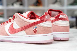 NIKE SB DUNK LOW STRANGELOVE SKATEBOARDS - NK37