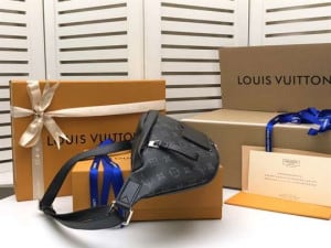 LOUIS VUITTON DISCOVERY BUMBAG - WLM195