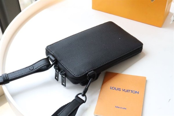 LOUIS VUITTON PHONE POUCH - WLM334