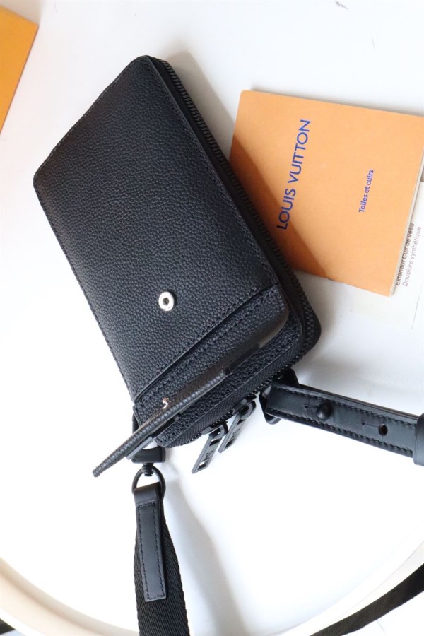 LOUIS VUITTON PHONE POUCH - WLM334