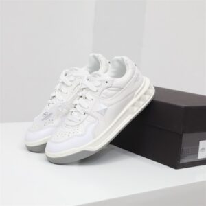 ONE STUD LOW-TOP NAPPA SNEAKER - VLS040