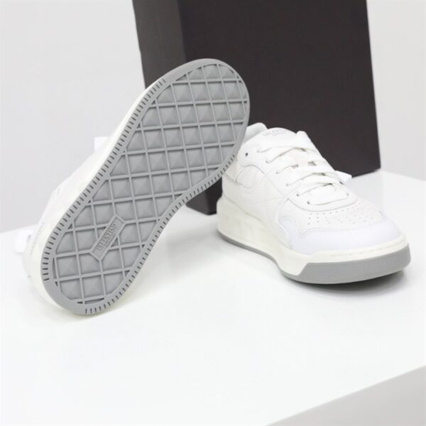 ONE STUD LOW-TOP NAPPA SNEAKER - VLS040