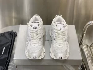 BALENCIAGA RUNNER SNEAKER IN WHITE - BB136