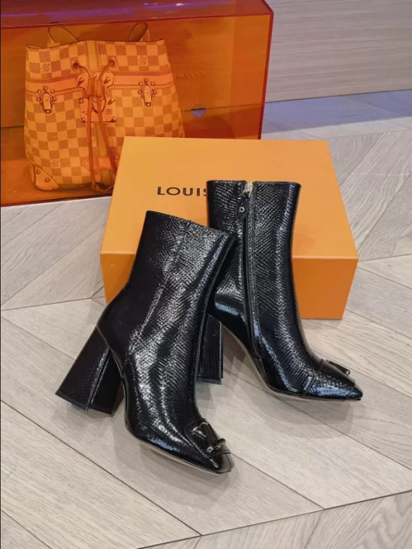 LOUIS VUITTON SHAKE ANKLE BOOT - WLS017
