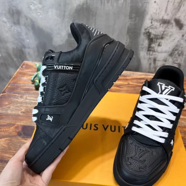 LV TRAINER SNEAKER – LSVT341