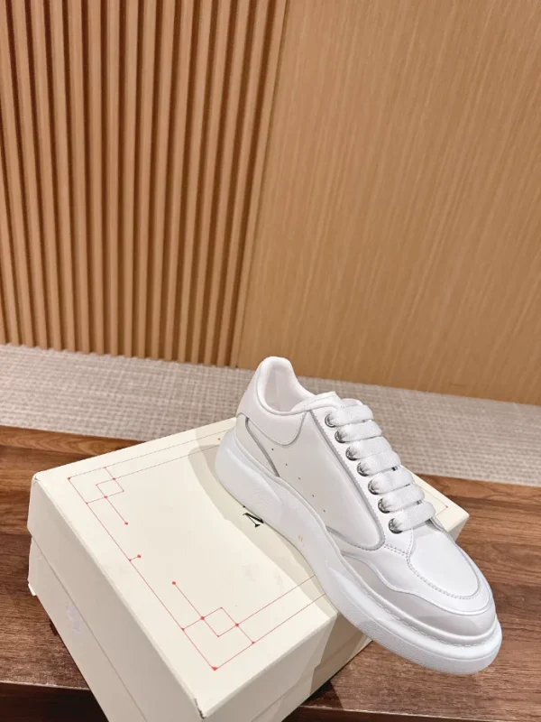 ALEXANDER MCQUEEN OVERSIZED SNEAKER - AM57