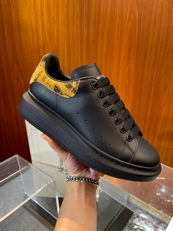 ALEXANDER MCQUEEN OVERSIZED SNEAKER - AM62