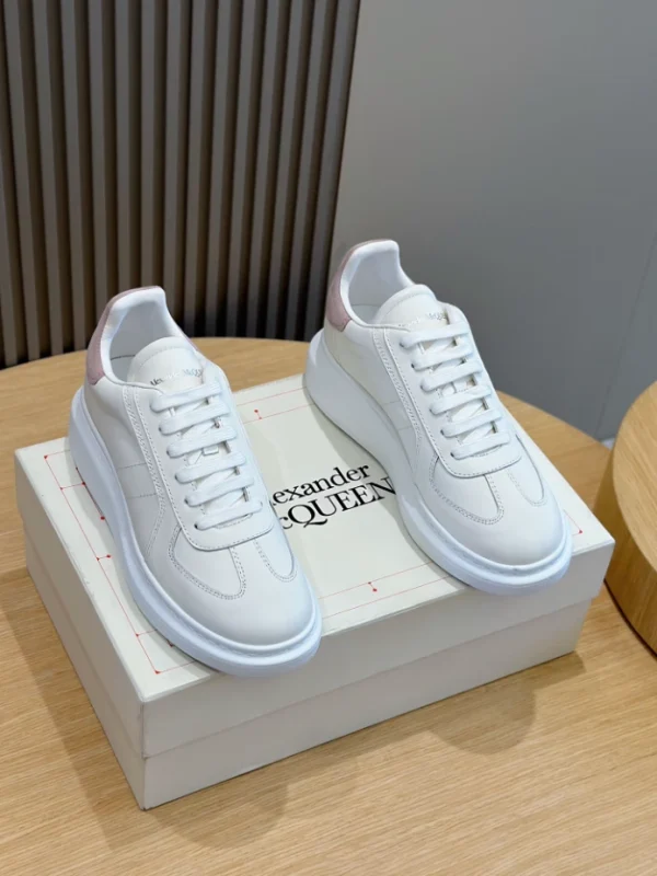 ALEXANDER MCQUEEN RETRO OVERSIZED SNEAKER - AM69