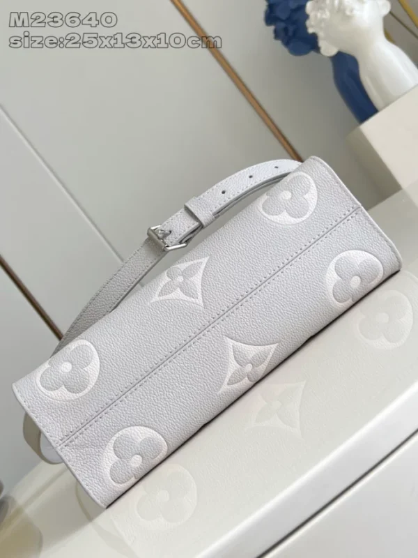LOUIS VUITTON ONTHEGO EAST WEST - WLM617